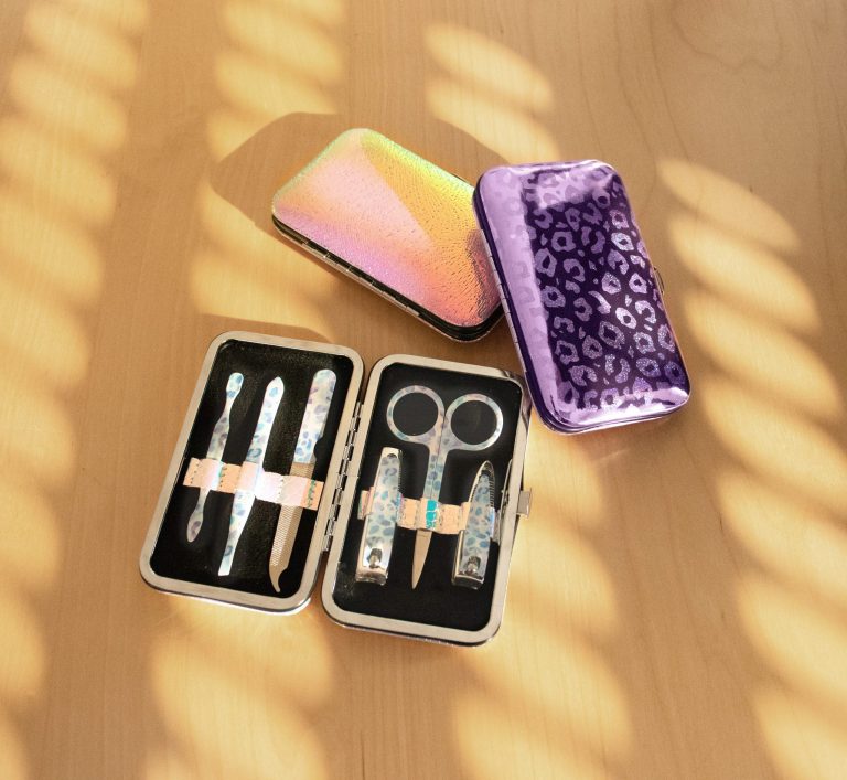 Maniküre-Sets mit verschiedenen Instrumenten zur Nagelpflege